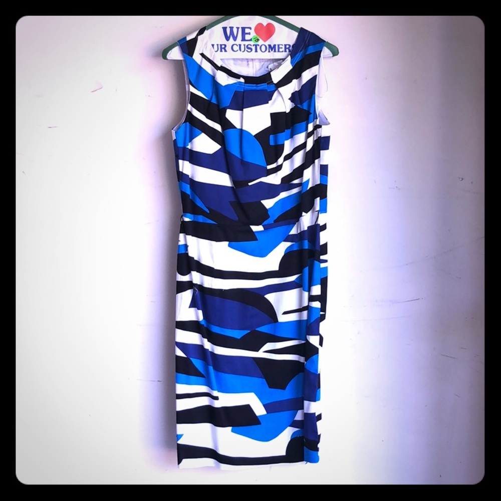 Fitted sleeveless dress for the office